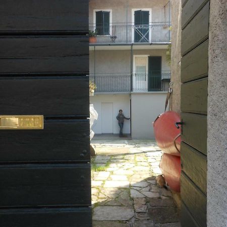 Апартаменты Il Vecchio Cortile Манделло-дель-Ларио Экстерьер фото